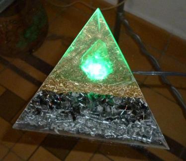 Pirámide Tetraédrica Grande con Luz
